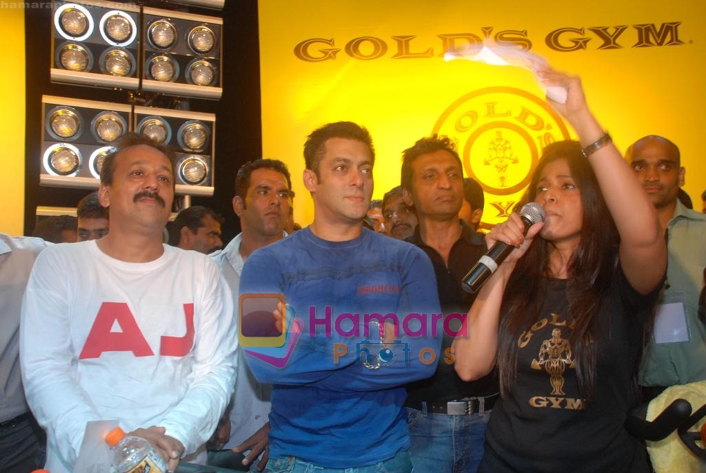 Baba Siddiqui & Salman Khan  at Gold's Gym -Mega Spinnathon 2009 in Banstand, Bandra on 1st Dec 2009 