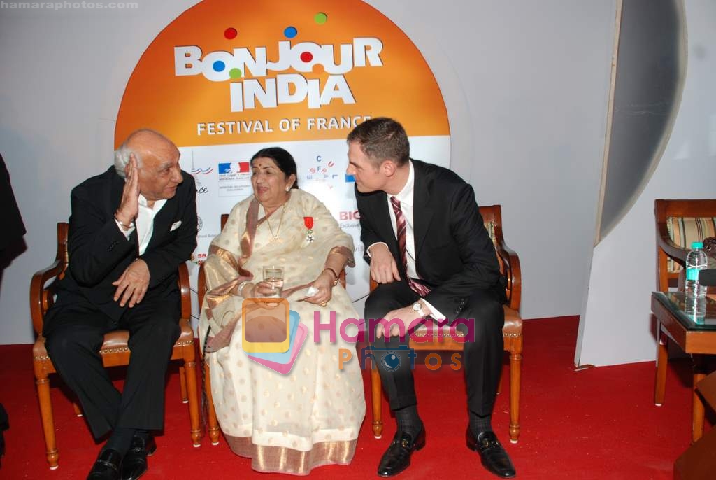 Lata Mangeshkar, Yash Chopra at the French cultural festival Bonjour India in Mumbai on 2nd Dec 2009 