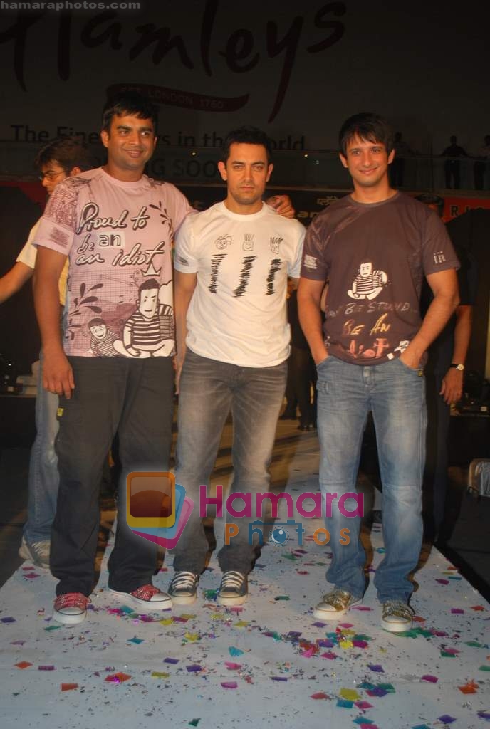 Aamir Khan, Sharman Joshi, Madhavan at Pantaloons 3 Idiots fashion show in Phoneix Mill on 4th Dec 2009 