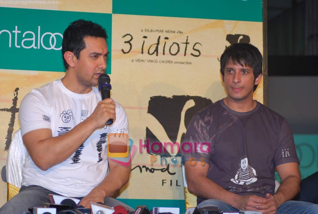 Aamir Khan, Sharman Joshi at Pantaloons 3 Idiots fashion show in Phoneix Mill on 4th Dec 2009 