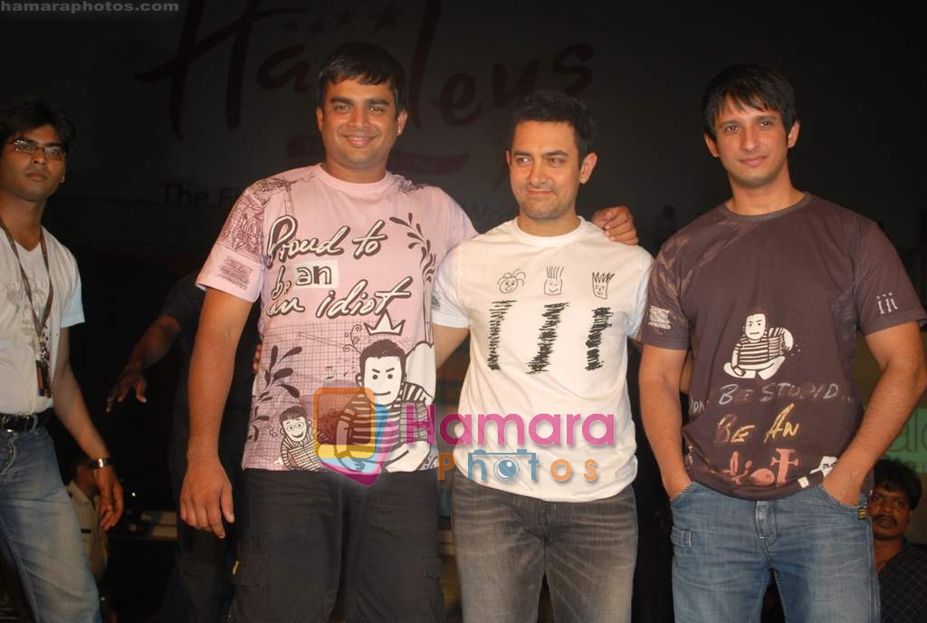 Aamir Khan, Sharman Joshi, Madhavan at Pantaloons 3 Idiots fashion show in Phoneix Mill on 4th Dec 2009 
