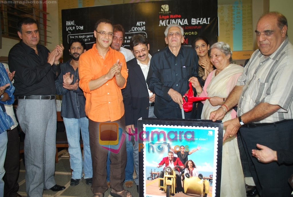 Arshad Warsi, Sanjay Dutt, Vidhu Vinod Chopra, Boman Irani, Vidya Balan at the Launch of Lage Raho Munnabhai Book in Mumbai on 7th Dec 2009 