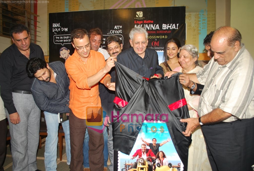 Arshad Warsi, Sanjay Dutt, Vidhu Vinod Chopra, Boman Irani, Vidya Balan at the Launch of Lage Raho Munnabhai Book in Mumbai on 7th Dec 2009 