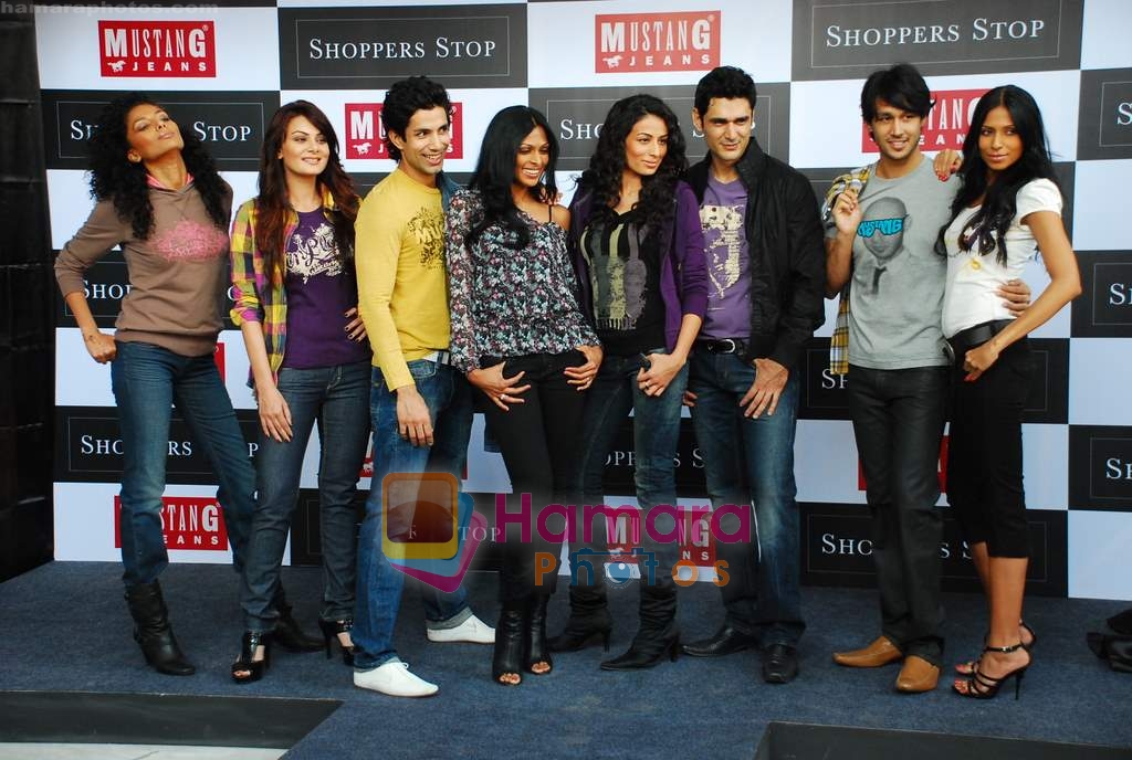 Diandra Soares, Aanchal Kumar, Nina Manuel, Pia Trivedi, Candice Pinto at Mustang Jeans launch in Shoppers Stop, Juhu on 15th Dec 2009 