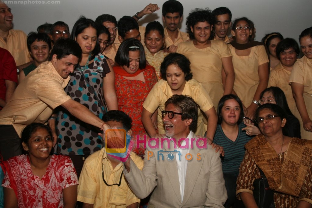 Amitabh Bachchan graces screening of Paa for special kids in Fun Republic, Andheri on 20th Dec 2009 