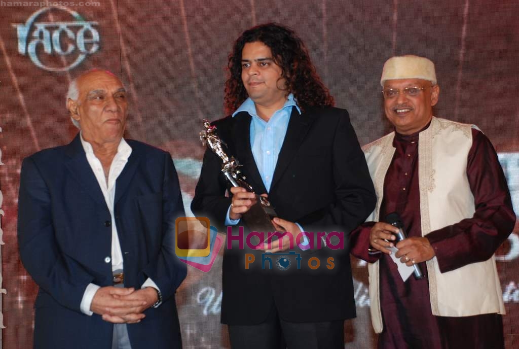 Yash Chopra, Kiran Shantaram at V Shantaram Awards in Novotel on 21st Dec 2009 