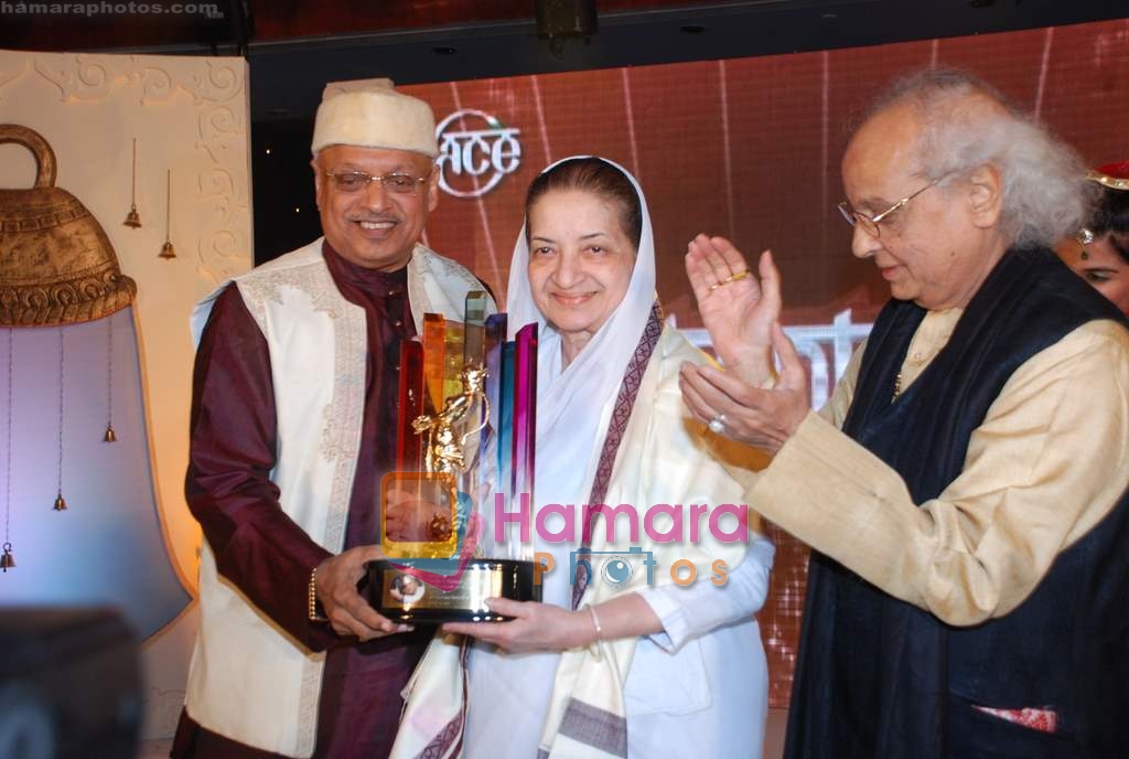 Kiran Shantaram, Pandit Jasraj at V Shantaram Awards in Novotel on 21st Dec 2009 