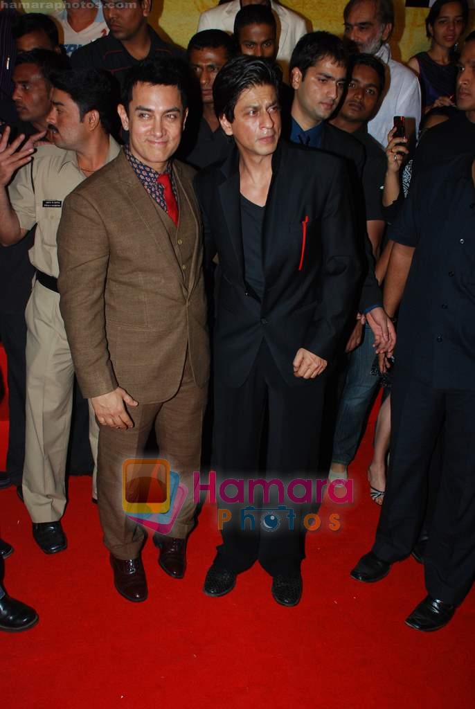 Aamir Khan, Shahrukh Khan at 3 Idiots premiere in IMAX Wadala, Mumbai on 23rd Dec 2009 