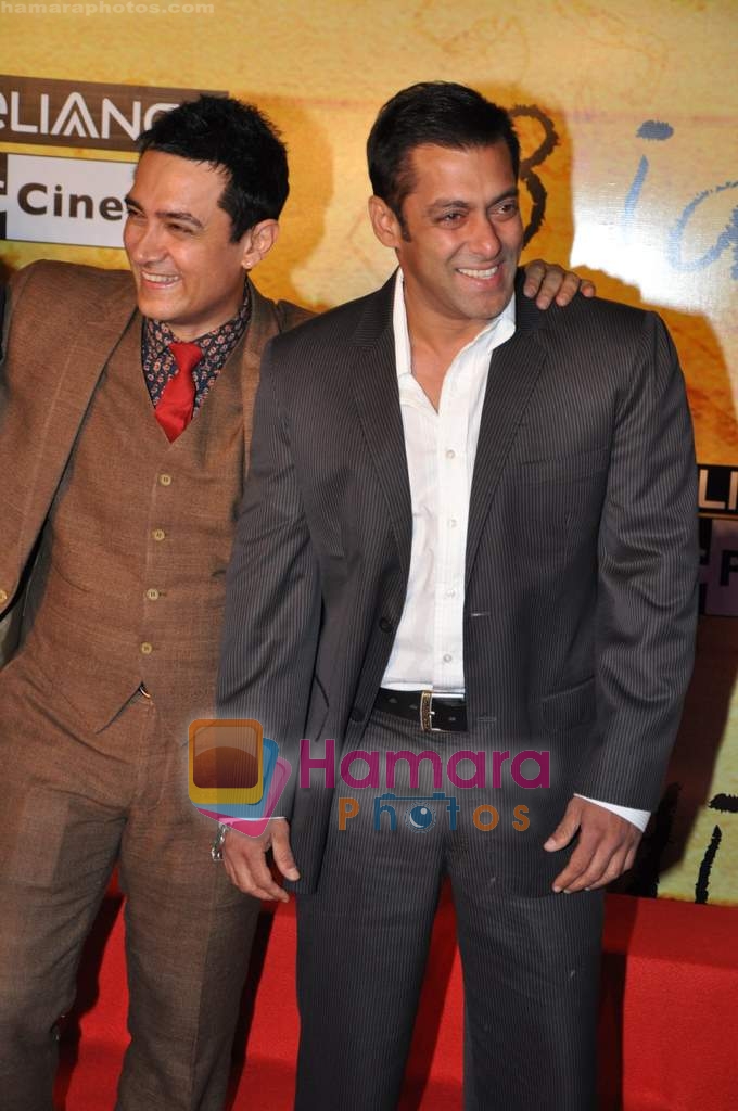 Aamir Khan, Salman Khan at 3 Idiots premiere in IMAX Wadala, Mumbai on 23rd Dec 2009 