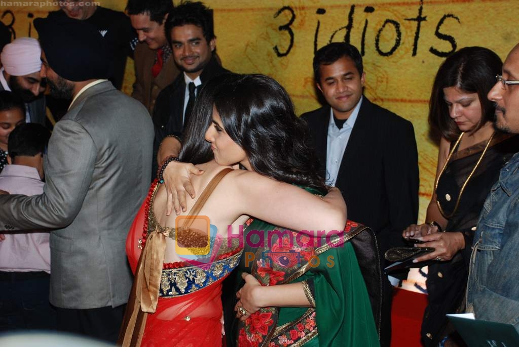 Kareena Kapoor, Vidya Balan at 3 Idiots premiere in IMAX Wadala, Mumbai on 23rd Dec 2009 