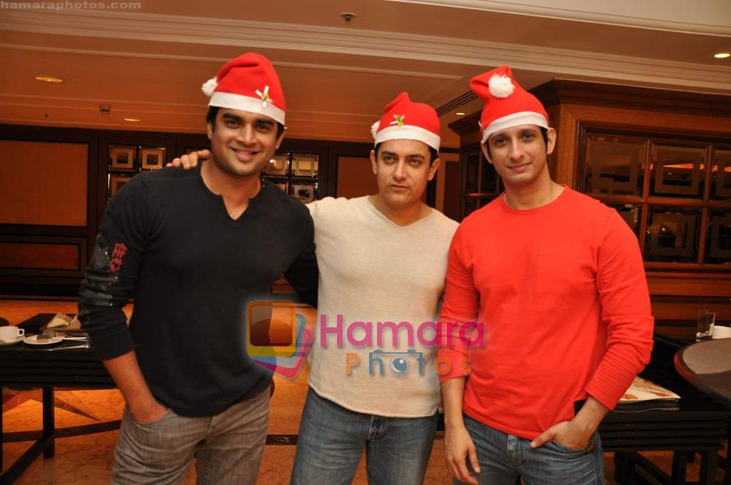 Aamir Khan, Madhavan, Sharman Joshi celebrate Christmas in Taj Land's End on 25th Dec 2009 