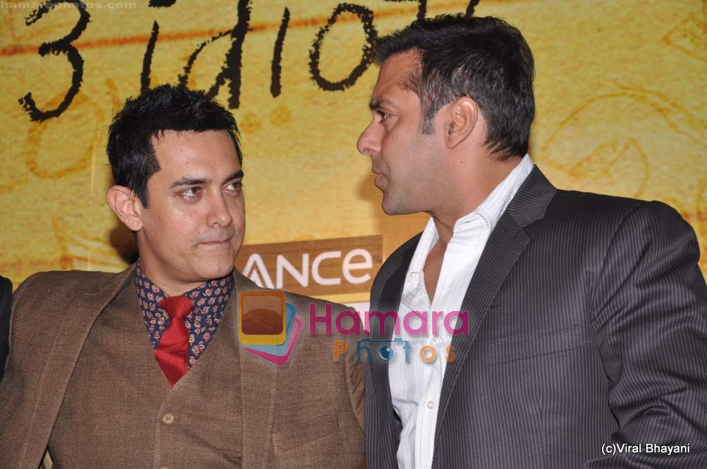 Salman Khan, Aamir Khan at 3 Idiots premiere in IMAX Wadala, Mumbai on 23rd Dec 2009 ~0