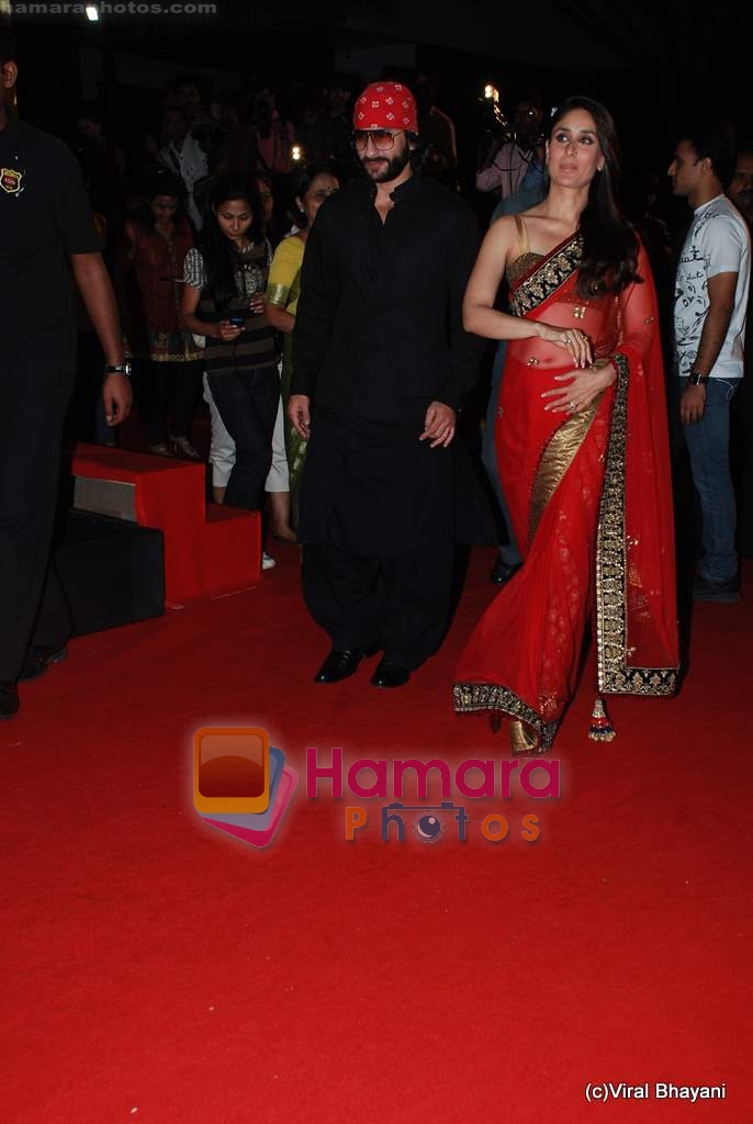 Saif Ali Khan, Kareena Kapoor at 3 Idiots premiere in IMAX Wadala, Mumbai on 23rd Dec 2009 