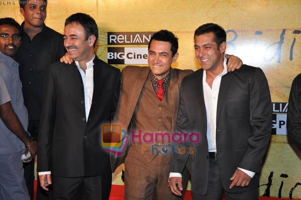 Aamir Khan, Salman Khan, Rajkumar Hirani at 3 Idiots premiere in IMAX Wadala, Mumbai on 23rd Dec 2009 