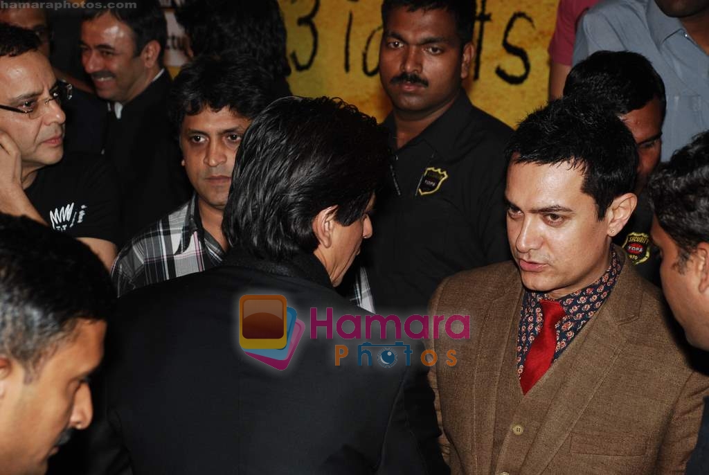 Shahrukh Khan, Aamir Khan at 3 Idiots premiere in IMAX Wadala, Mumbai on 23rd Dec 2009 