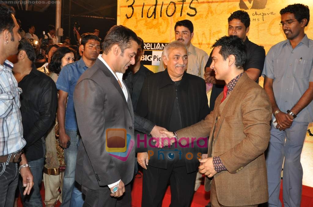 Salman Khan, Aamir Khan at 3 Idiots premiere in IMAX Wadala, Mumbai on 23rd Dec 2009 