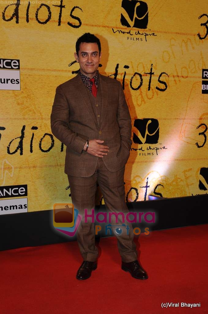 Aamir Khan at 3 Idiots premiere in IMAX Wadala, Mumbai on 23rd Dec 2009 