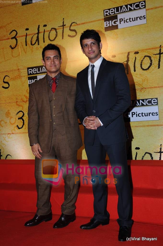 Aamir Khan, Sharman Joshi at 3 Idiots premiere in IMAX Wadala, Mumbai on 23rd Dec 2009 