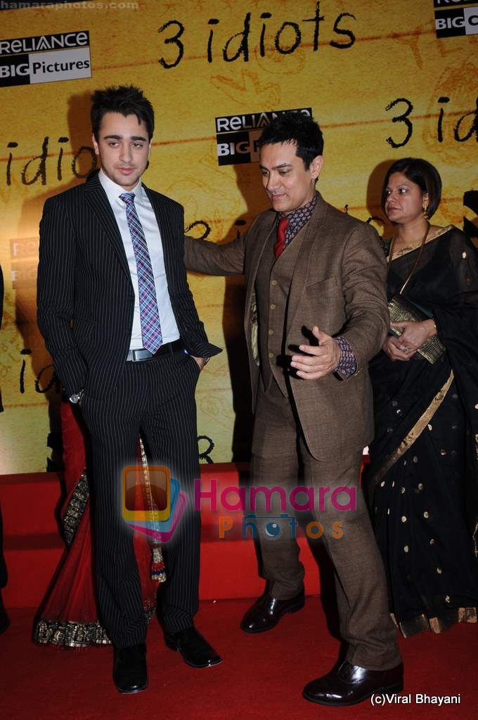Aamir Khan, Imran Khan at 3 Idiots premiere in IMAX Wadala, Mumbai on 23rd Dec 2009 
