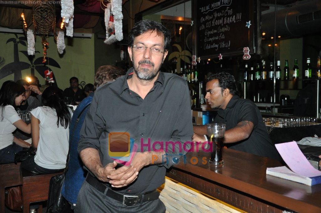 Rajat Kapoor at Raat Gayi Baat Gayi cast chills at Bonobo bar in Bandra, Mumbai on 30th Dec 2009 