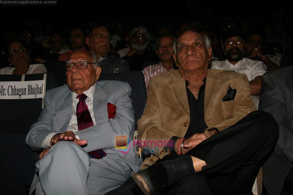 Yash Chopra pay tribute to Mahendra Kapoor in St Andrews on 7th Jan 2009 