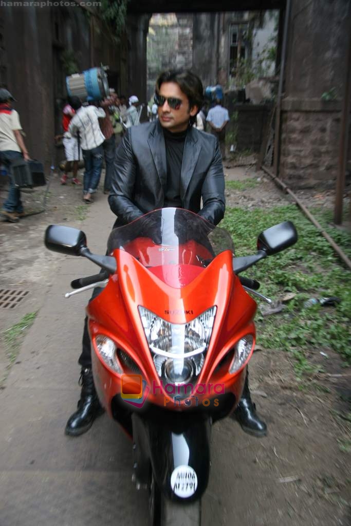 Anuj Saxena at Chase film on location in Parel on 7th Jan 2009 