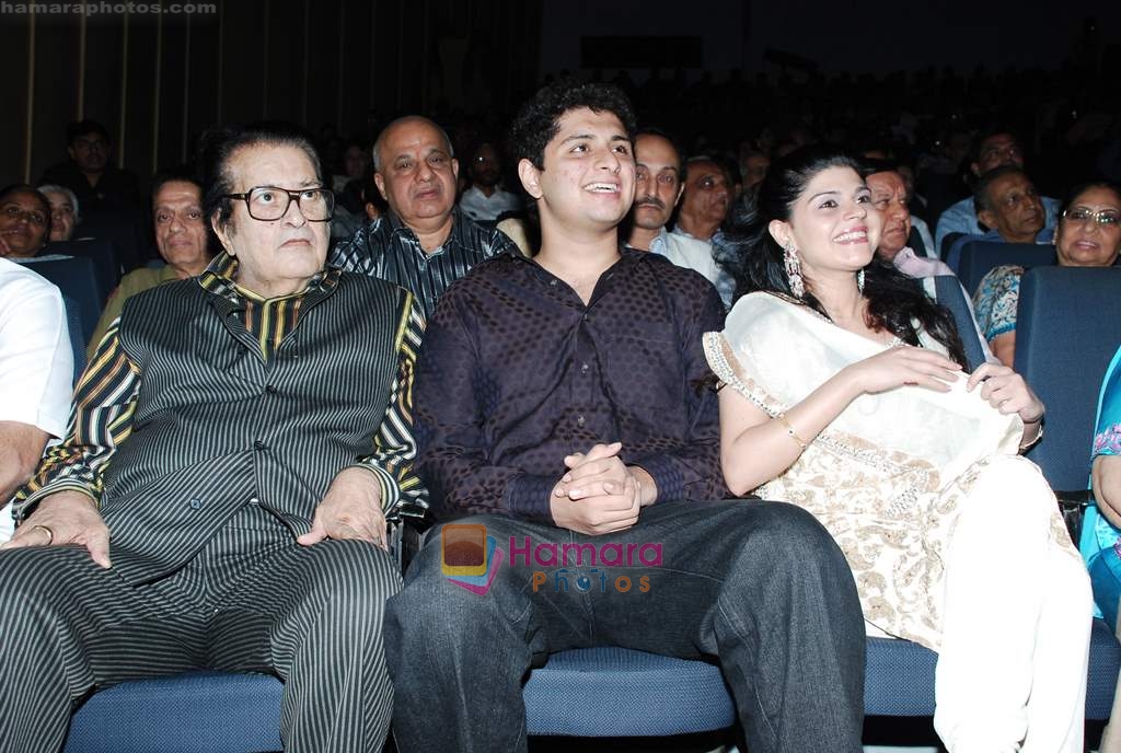 Manoj Kumar pay tribute to Mahendra Kapoor in St Andrews on 7th Jan 2009 