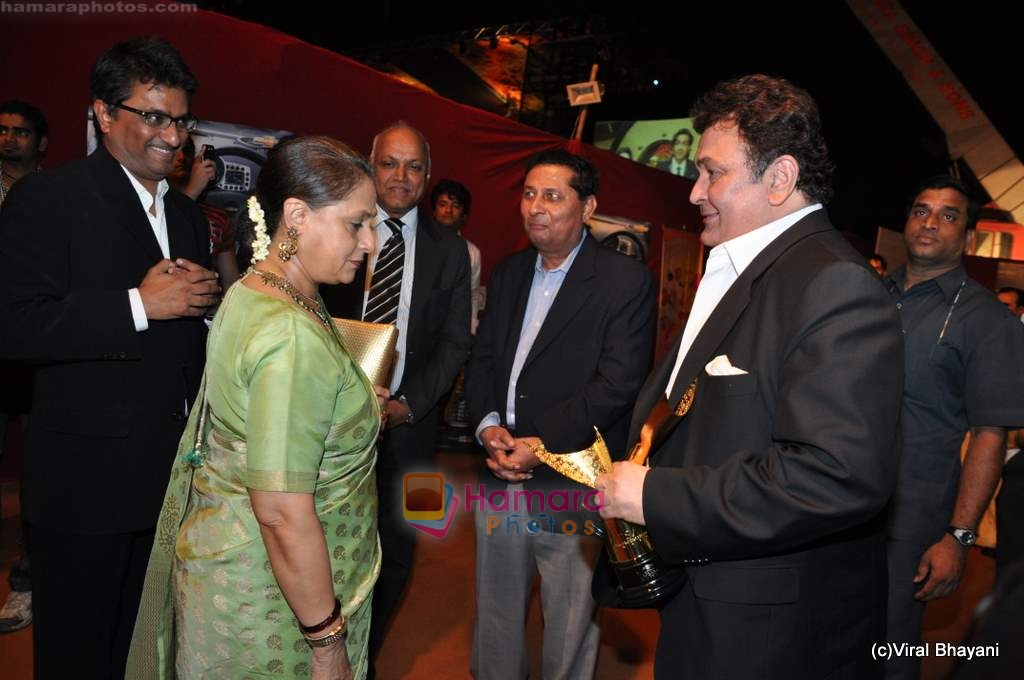 Jaya Bachchan, Rishi Kapoor at the Red Carpet of Apsara Awards in Chitrakot Grounds on 8th Jan 2009 