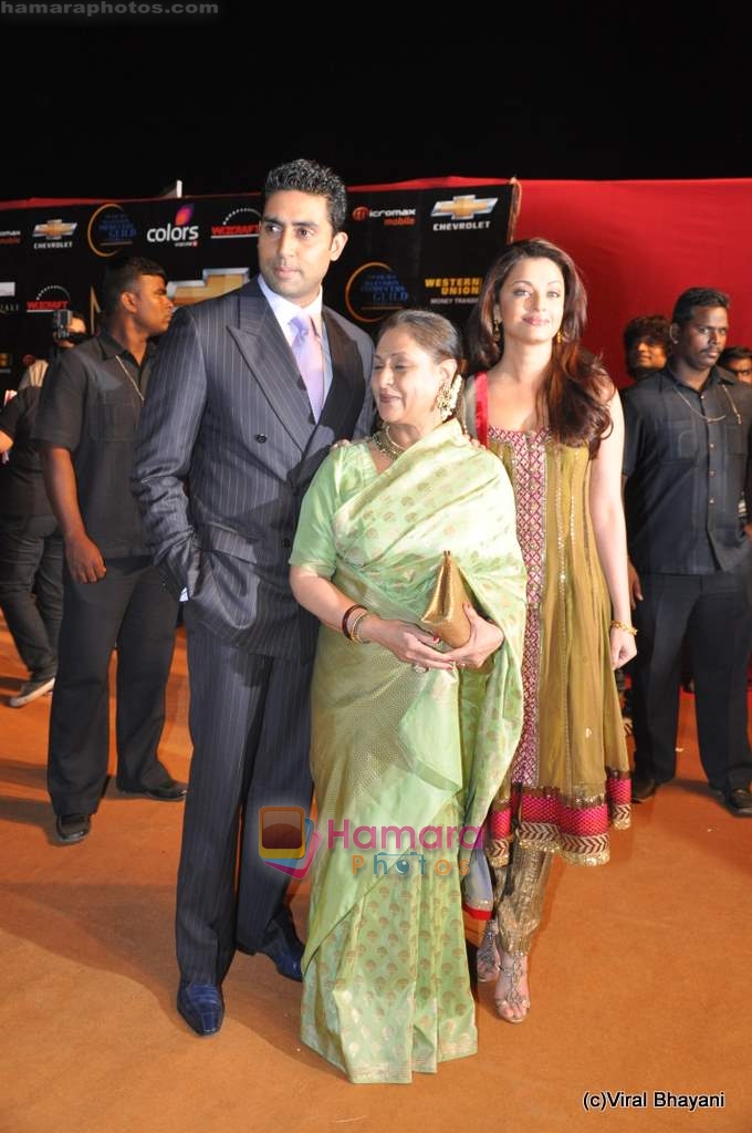 Jaya Bachchan, Abhishek Bachchan, Aishwarya Rai at the Red Carpet of Apsara Awards in Chitrakot Grounds on 8th Jan 2009 