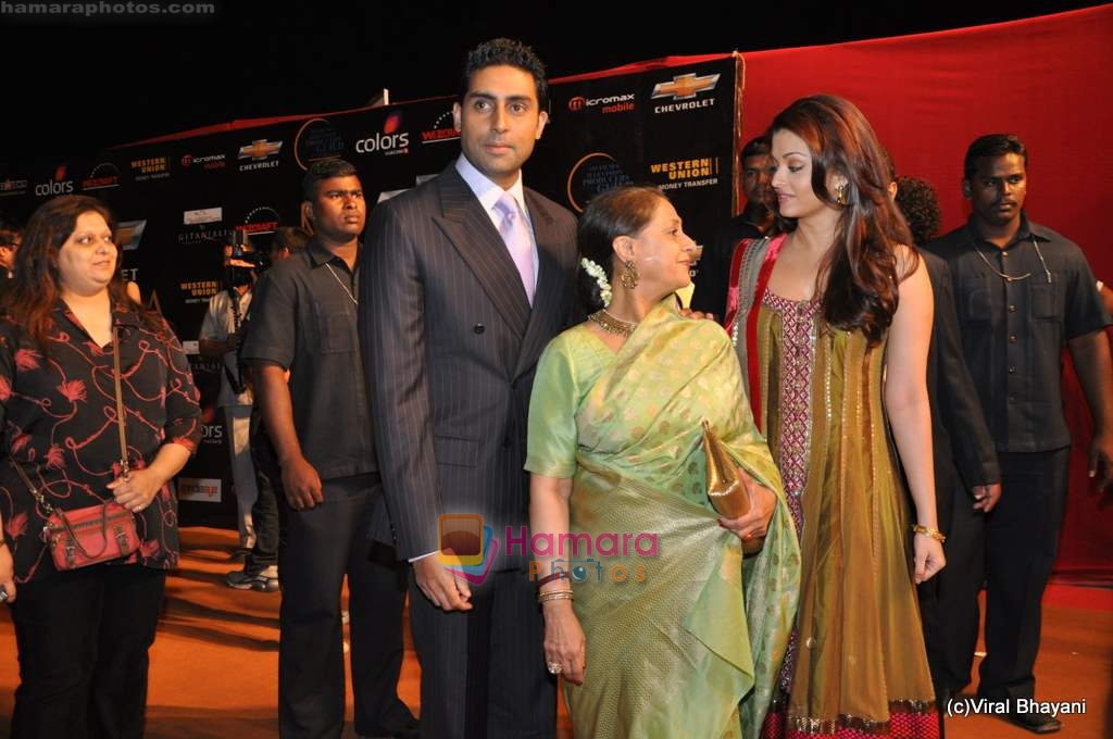 Jaya Bachchan, Abhishek Bachchan, Aishwarya Rai at the Red Carpet of Apsara Awards in Chitrakot Grounds on 8th Jan 2009 