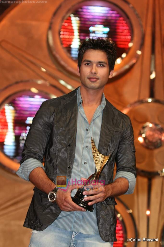 Shahid Kapoor at the Red Carpet of Apsara Awards in Chitrakot Grounds on 8th Jan 2010 