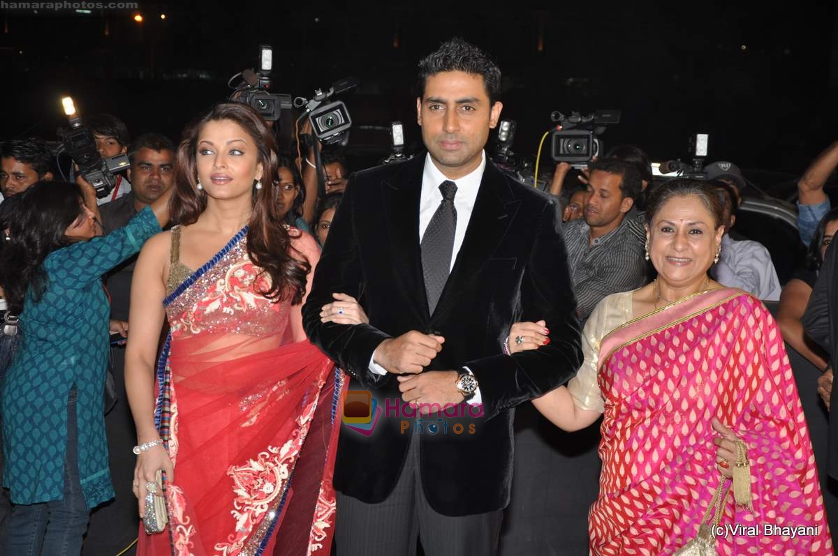 Abhishek Bachchan, Aishwarya Rai, Jaya Bachchan at Star Screen Awards red carpet on 9th Jan 2010 