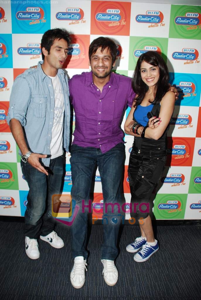 Genelia D Souza, Shahid Kapoor promote Chance Pe Dance at Radio City 91.1 FM in Bandra on 12th Jan 2010 