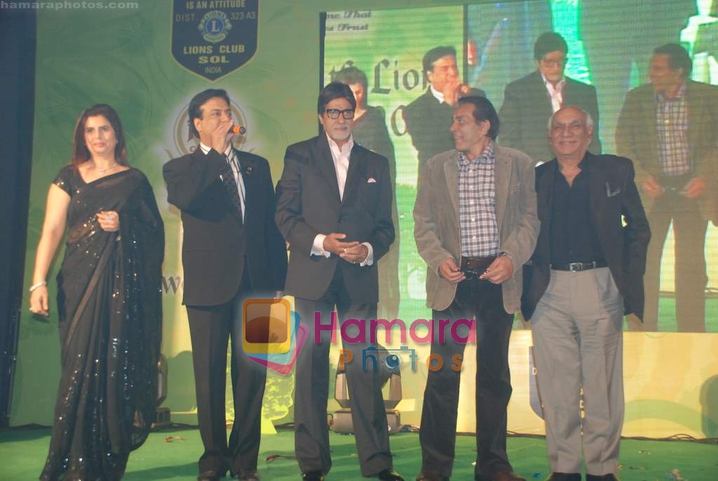Amitabh Bachchan, Yash Chopra, Dharmendra at Lions Gold Awards in Bhaidas Hall on 14th Jan 2010 