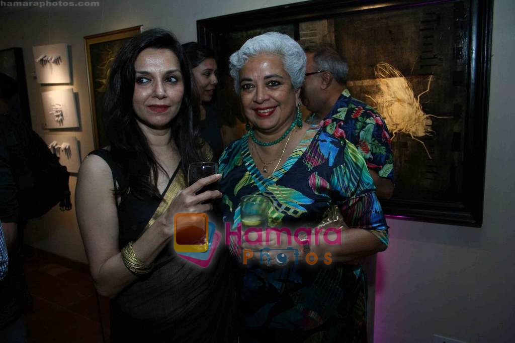 Lilette Dubey at Vincent's Painting Exhibition in Bandra, Mumbai on 27th Jan 2010 