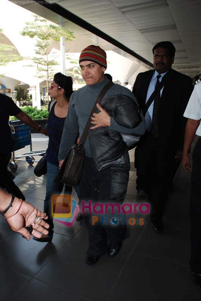 Aamir Khan and Kiran Rao arrive at Mumbai airport for father Tahir Hussain's funeral on 3rd Feb 2010 