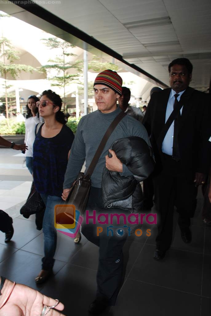 Aamir Khan and Kiran Rao arrive at Mumbai airport for father Tahir Hussain's funeral on 3rd Feb 2010 