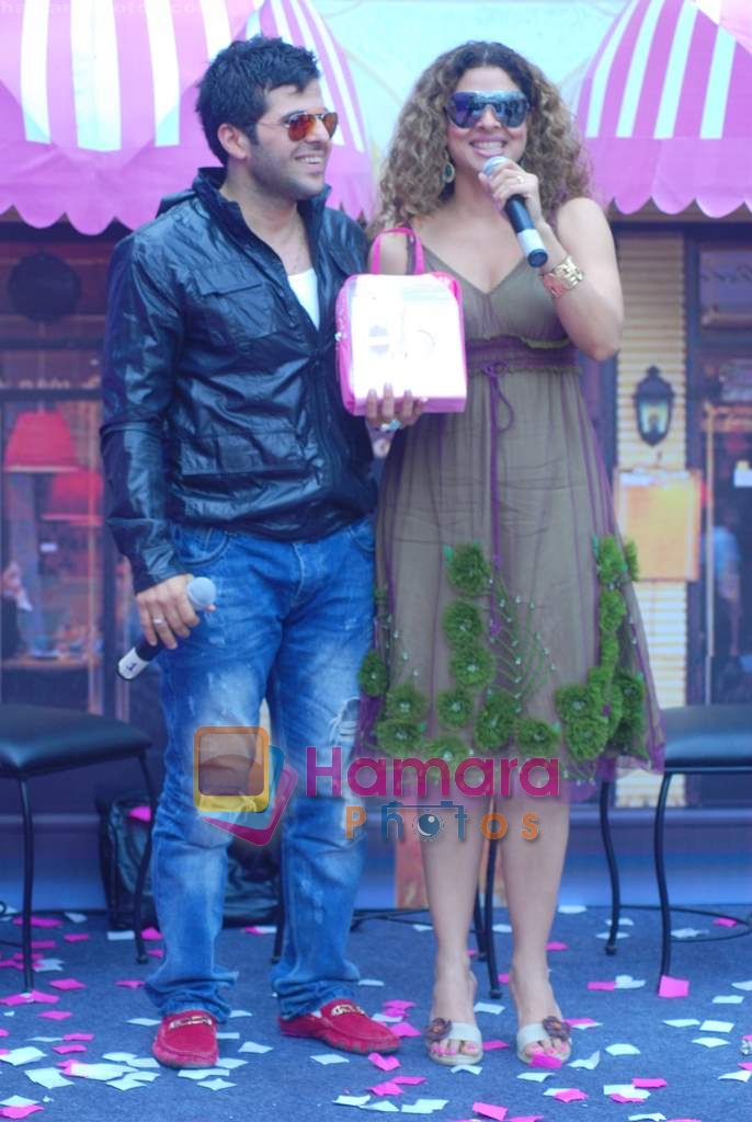 Tanaaz Currim launch Pond's  Special Valentine's Day Packs in Mumbai on 5th Feb 2010-1 