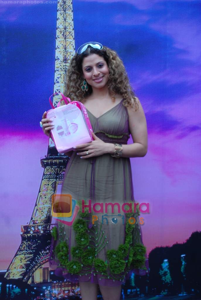 Tanaaz Currim launch Pond's  Special Valentine's Day Packs in Mumbai on 5th Feb 2010-1 