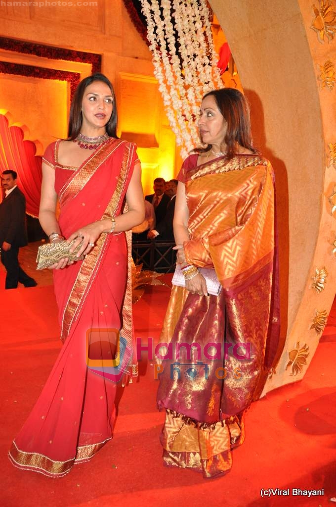Esha Deol, Hema Malini at Saurabh Dhoot and Radhika Singal's wedding in Turf Club on 16th Feb 2010 