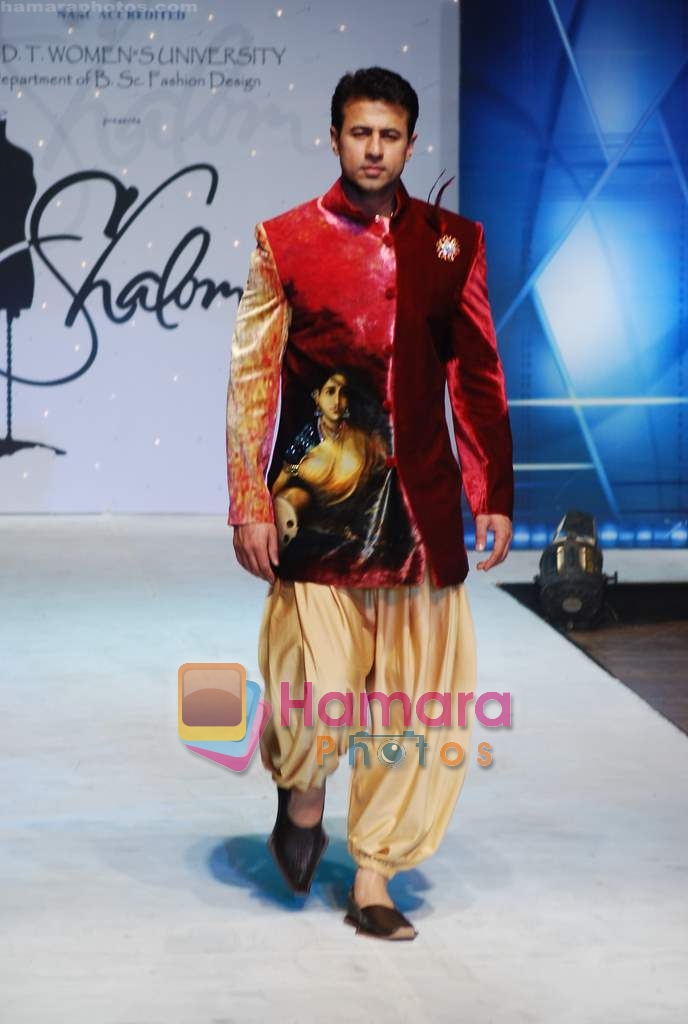Aryan Vaid walk on the ramp for SNDT show choreographed by Elric Dsouza in St Andrews Auditorium on 23rd Feb 2010 