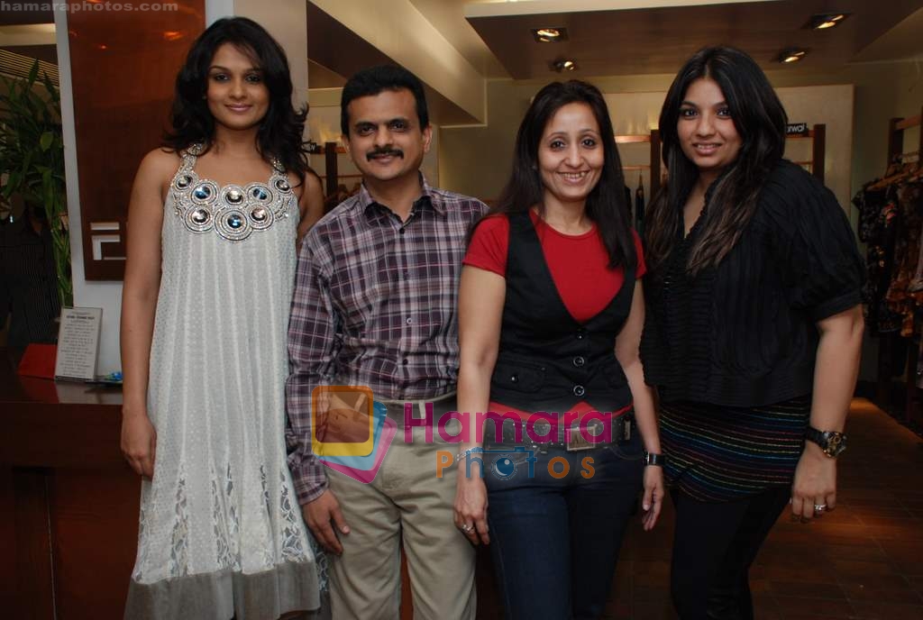 Tejaswini, Sushil, Falguni and Payal Singhal at the preview of LFW 2010 collection at FUEL, Mumbai on 26th Feb 2010