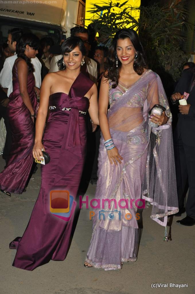 Mugdha Godse, Shahana Goswami at Filmfare Awards red carpet on 27th Feb 2010 