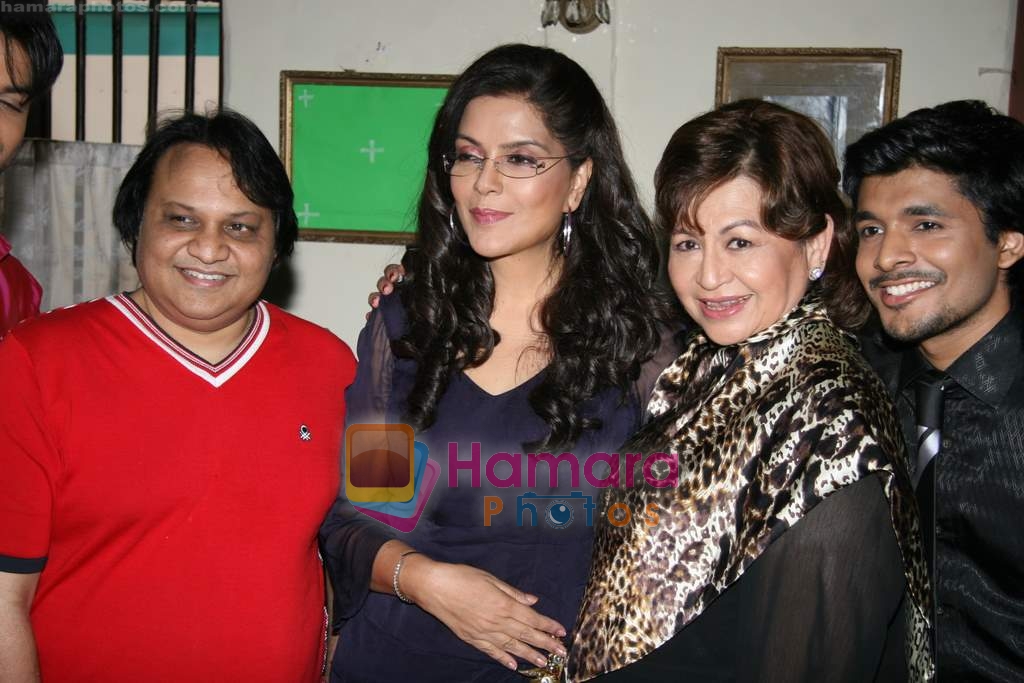 zeenat Aman, Helen on the sets of film Dunno Y� Na Jaane Kyun in Andheri on 2nd March 2010 