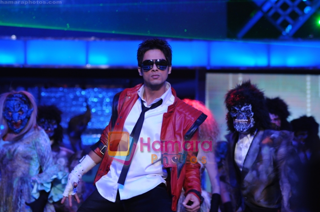 Shahid Kapoor's tribute to micheal jackson at 55th Idea Filmfare Awards in Mumbai on 4th March 2010