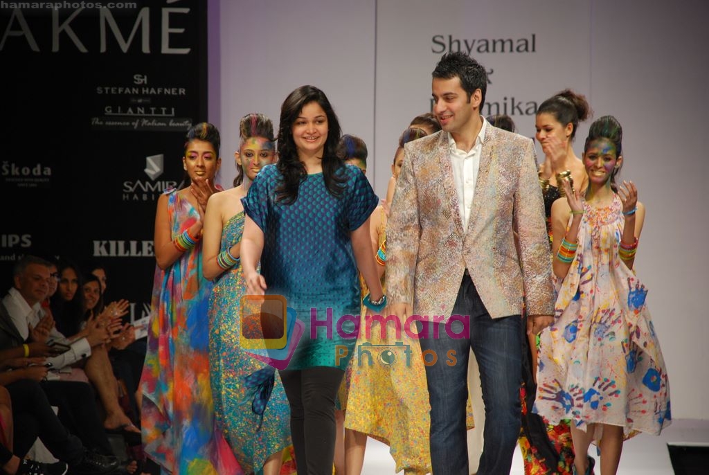 Model walk the ramp for Shyamal Bhumika Show at LFW 2010 on 5th March 2010 
