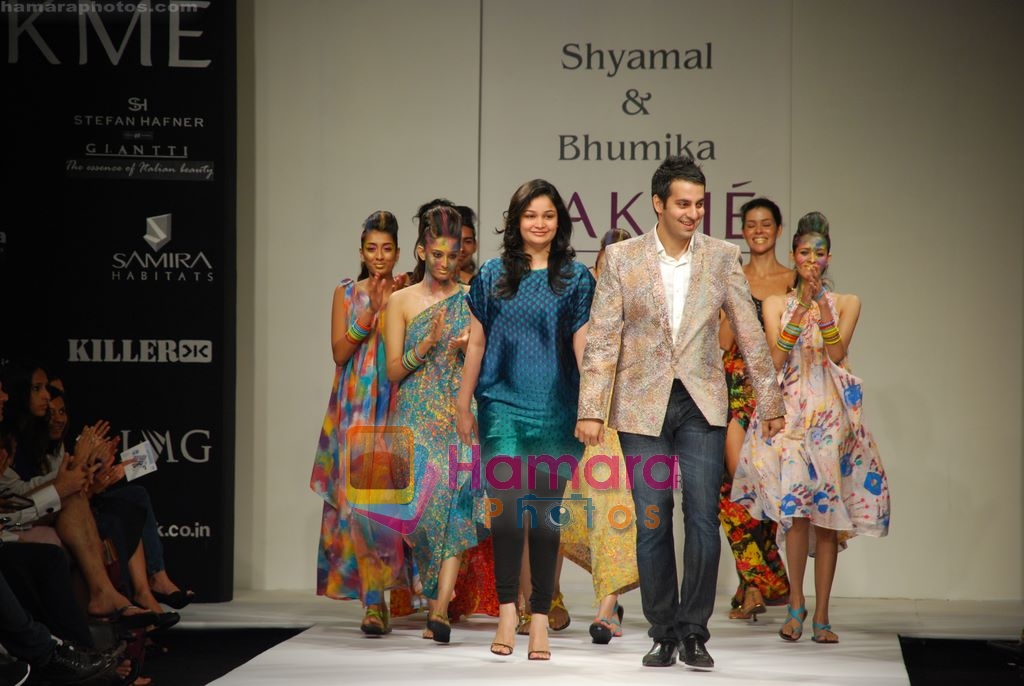 Model walk the ramp for Shyamal Bhumika Show at LFW 2010 on 5th March 2010 