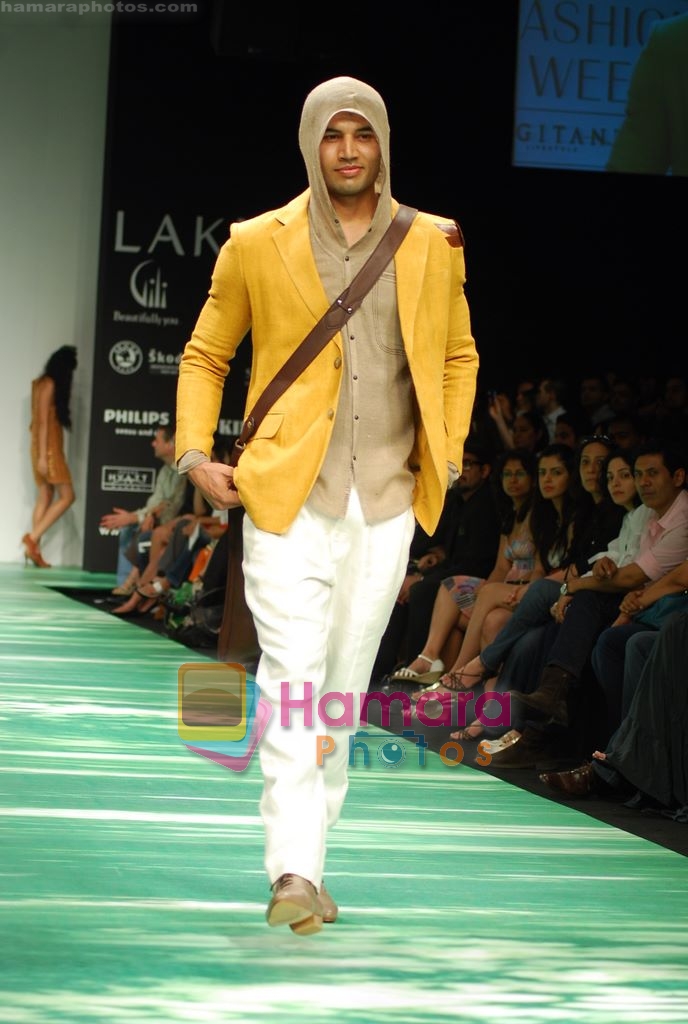Model walks the ramp for Lecoanet Hemant show at LIFW Day 2 in Grand Hyatt, Mumbai on 6th March 2010 
