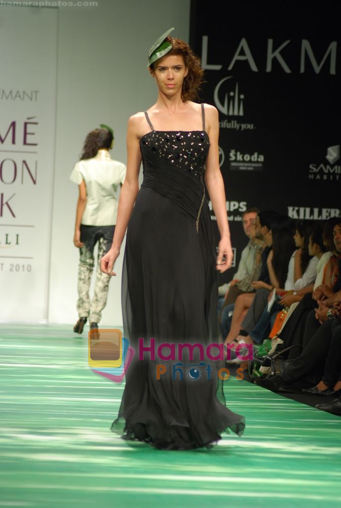 Model walks the ramp for Lecoanet Hemant show at LIFW Day 2 in Grand Hyatt, Mumbai on 6th March 2010 
