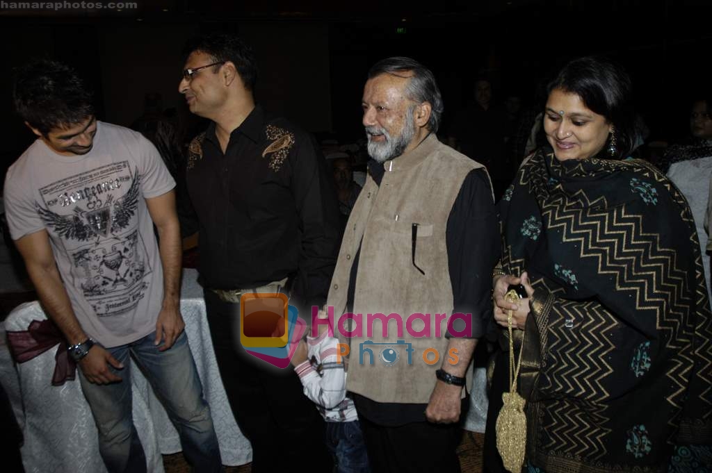 Shahid Kapoor, Pankaj Kapur, Supriya Pathak at Lyrics writer Irshad Kamil's bash in Novotel on 6th March 2010 
